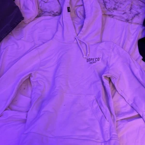 Dope hoodie  - Säljer min dope hoodie för den vart för liten. Sitter jätte skönt storlek 34. Går ej att köpa längre💘