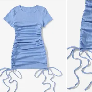 Ribbad babyblå klänning med knut på sidorna. Strl S. Använd 1 gång, en liten fläck som inte syns.