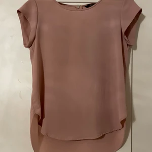 Rosa t-shirt från only - Rosa t-shirt från only. Stor i storleken så passar till M/ 38. Den har en liten kort dragkedja på ryggen 