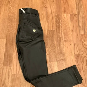 Johnny WR.UP - Ett par Johnny WR.UP byxor i fejkskinn. Sitter som en smäck. Aldrig använda!