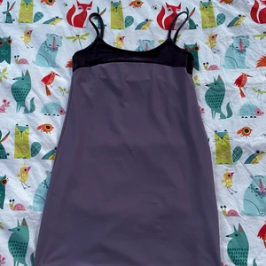 Lila tight klänning - Säljer min lila tighta klänning som är ljuslila med mörklila sammet, är man mindee i storleken kanske xs så blir den lösare och fin på ett sätt men annars är den tight i storlek M vilket är jättesnyggt