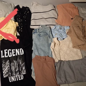 11 plagg i ett paket - 11 plagg (ett par jeans, 2 tjocktröjor 1 klänning och några t-shirts) säljs i ett paket eller styckvis. Kläderna är använda några gånger, dock är vissa plagg oanvända. Hela paketet för 450, prutbart🙃. Flesta kläder i storlek S. Köparen står för frakten tyvärr eller kan hämtas upp i Rönninge🙂🐝
