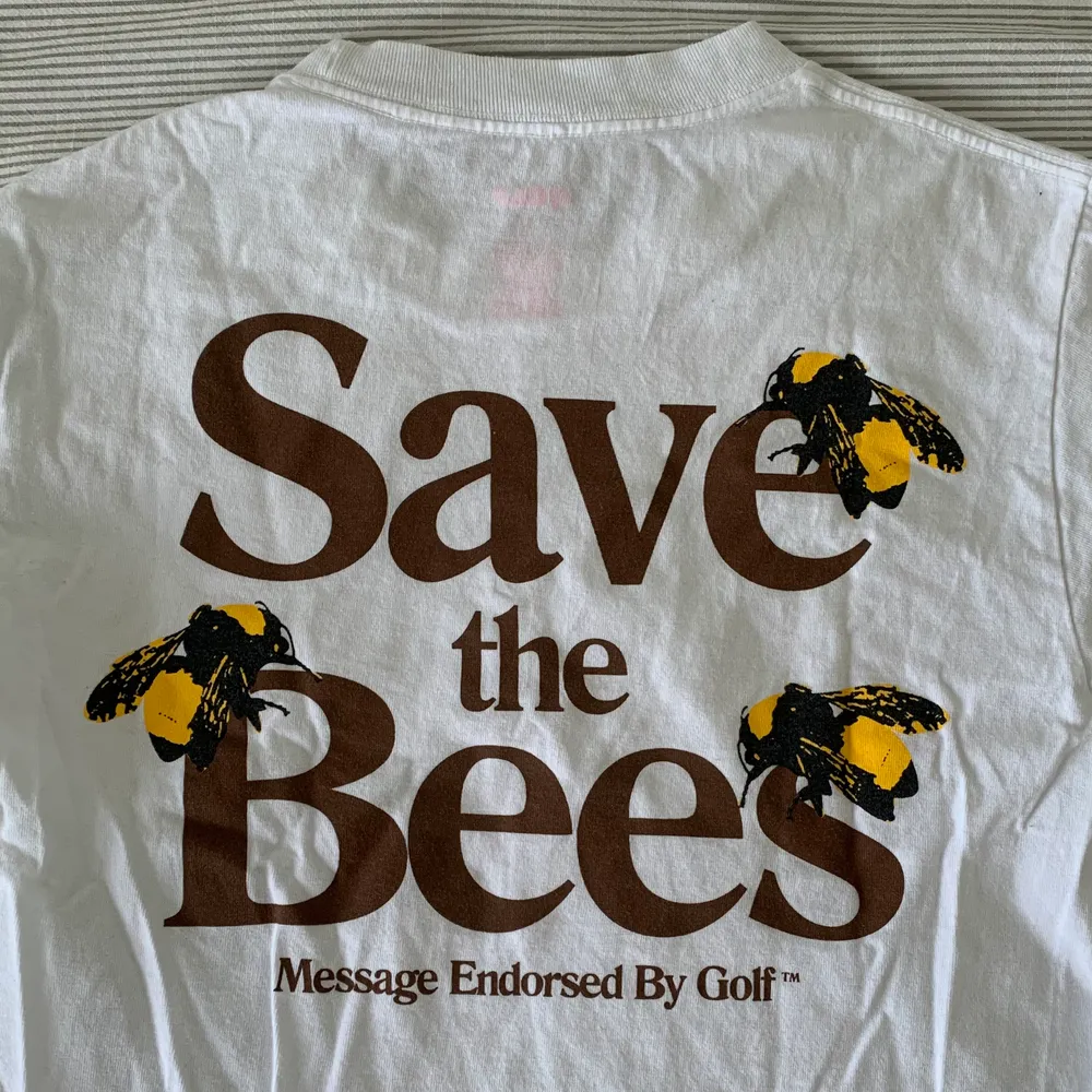 flowerboy / save the bees tröja, från golf wang köpt typ 2018! i använt men fint skick, skrynklig pga legat i garderoben ett tag. jättefin och somrig!. T-shirts.