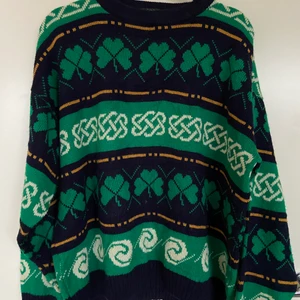 Vintage stickad  - En ball stickad tröja med oversized passform ! fin i stickningen och inga noppror trots att den är använd <3 