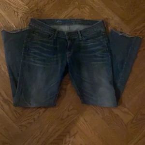 Lågmidjade jeans - Lågmidjade jeanse från Levis. Säljer då de är lite förstora för mig därav använda fåtal gånger, toppskick. 300kr plus frakt