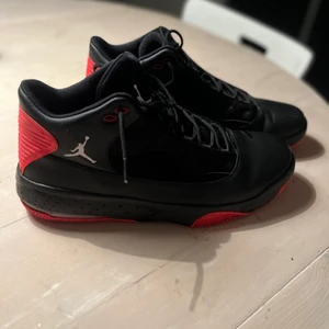  Nike Jordan Max aura 3. - Knappt använda Nike Jordan Max aura 3. Stl. 46. Skokartong finns för skorna. Betalning sker via Swish. Mvh Åsa