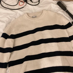 Randig stickad tröja från zara❤️ - Jätte fin tröja från zara, jag ber om ursäkt för att jag har lagt ut fel bild❤️☹️, har använts fåtal gånger❤️❤️L 199+frakt