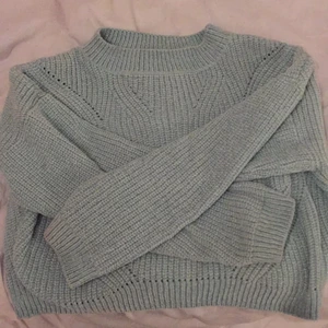 Turkos tröja från H&M💙🤘 - Säljer denna tröja från H&M super snygg🤩 har typ lite luddig känsla. 12-14år skulle den nog passajag köpte den för 300kr så jag säljer den för 189kr kanske sänker lite. Fler bilder kan skickas privat.💓🤘😁