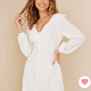 Student/ sommarklänning - Superfin klänning från Nelly som passar perfekt till studenten eller sommaren🌷 Oanvänd, endast testad🙌🏽 Storlek 42 men skulle säga att den är ganska liten i storleken, så mer en storlek 40! Säljer för 250kr + frakt (pris går absolut att diskuteras)! 