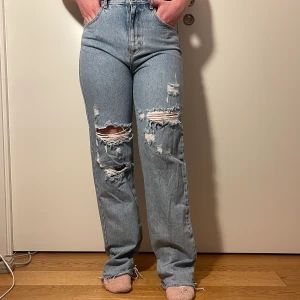 Raka jeans med hål från pull and bear🌸 - Snygga raka jeans som inte kommer till användning, endast använda en gång. 🌸🌸🌸
