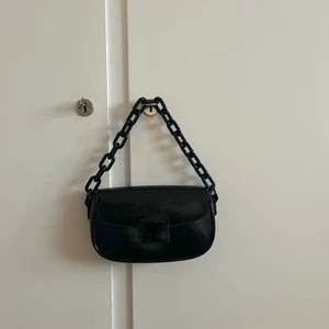 Svart väska - Från Gina tricot, fint skick!