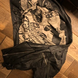 vintage skinnjacka  - Skinnjacka från okänd märke,, från 90-tal , vintage jacka , skulle säga att den är storlek M passar mig som har S 🌷 jätte skön och vaaarm, cool design , säljs för 200kr plus frakt lita trasiga sömmar inuti men inget som märks eller känns