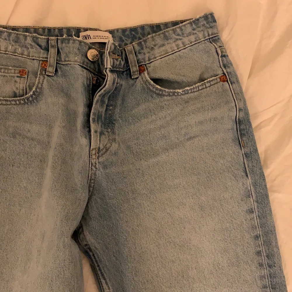 Säljer zaras populäraste jeans!!, knappt använda. Mycke bra skick, köp direkt för 500kr!!!😚💕✨⚡️ Köparen står för frakten. Jeans & Byxor.