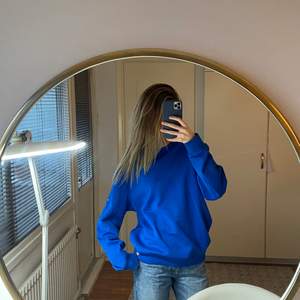Mörkblå sweatshirt från weekday som inte kommer till använda. Nyskick och är i storlek S. Den är oversized i storlek och har tjock och bra material. Hör av er vid frågor💗