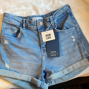 Shorts  - Blåa shorts ifrån bershka i storlek 36. Prislappen sitter kvar aldrig använda 