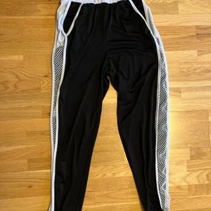 Festliga byxor  - Supersköna och snygga byxor med fisknät längs med benen. Använda 1 gång. 