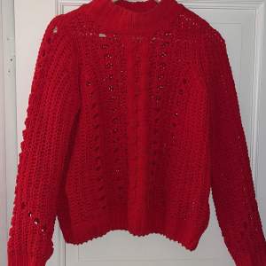 Säljer min röda stickade tröja i ett speciellt väldigt mjukt tyg!❤️  Älskar den men används inte längre. Spårbar frakt 57 kr tillkommer