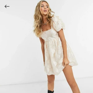 Topshop  - Heej! Säljer denna slutsålda superfina klänning från Topshop! Använd endast en gång och i toppenskick! 150kr eller bud<3