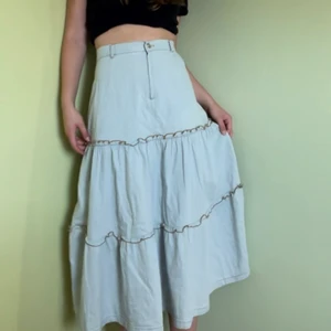 Vintage kjol  - Underbar jeanskjol i ljust jeans. Upplevs som en lång kjol med en högmidja. Somrig och lite Mamma Mia känslor. Storleken upplevs vara s-xs