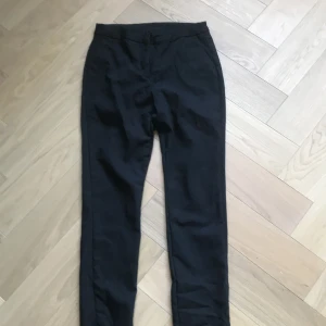 Svart kostym byxor - Svarta kostymbyxor lappen med priset och märket är borta. Rättså säcker på att dem är från hm eller Lindex.🖤