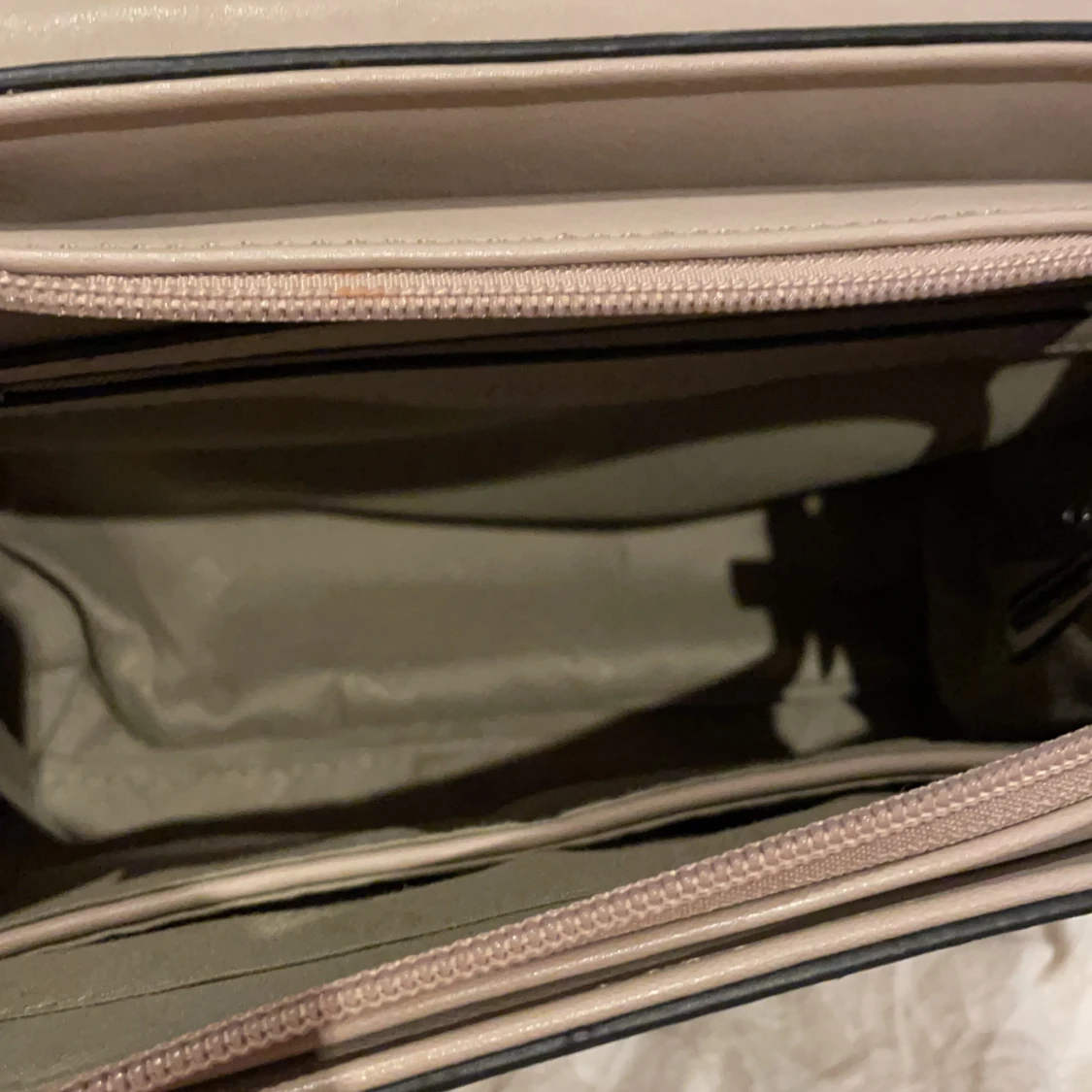 Axelväska från FLORA&CO - 91