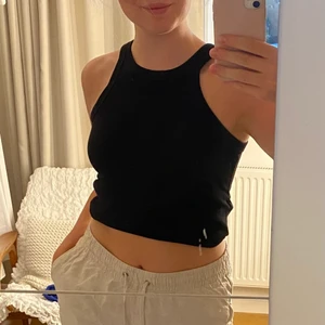 Tanktop  - Fint linne från hm i bra skick! Det är längre men går att vika upp🥰