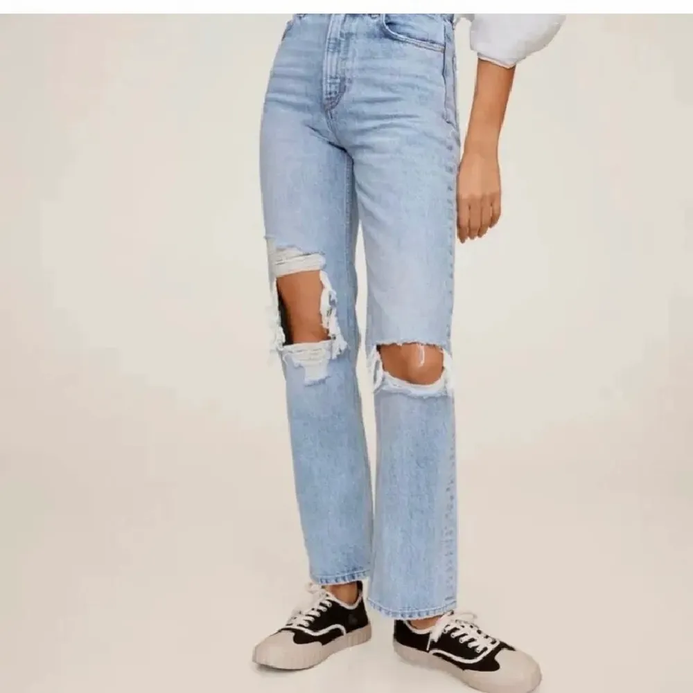 Intresse koll på dessa Mango jeans storlek 38, små i storleken. Helt nya, prislappen kvar. Långa i modellen så passar både längre och kortare personer beroende på hur man vill att de ska sitta. Kan skicka fler bilder vid önskemål.. Jeans & Byxor.