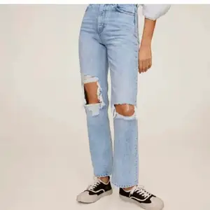 Intresse koll på dessa Mango jeans storlek 38, små i storleken. Helt nya, prislappen kvar. Långa i modellen så passar både längre och kortare personer beroende på hur man vill att de ska sitta. Kan skicka fler bilder vid önskemål.