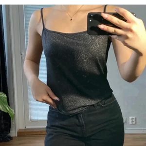 glittrigt linne - Ett glittrigt linne med jättefin passform. Säljer pga aldrig använd, så den är i väldigt bra skick(nästan som ny). Den är köpt utomlands och därför står det storlek ”46” på lappen vilket motsvarar ungefär storlek S. Dock passar den storlek XS och M också beroende på hur man vill att den ska sitta:)