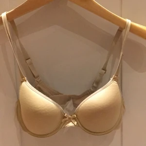 Chantelle bh 70B - Säljer min jättesöta beigea bh från Chantelle i storlek 70B. Har använts en del men är i fint skick. Säljer då den har blivit för liten för mig men önskade att jag kunde ha kvar den då den är superbekväm och jättesöt.