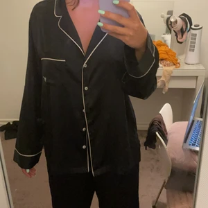 Victoria secret pyjamas - Säljer min älskade pyjamas då jag inte använder den så mycket! Är använd ett fåtal gånger. Är i som nytt skick! Är i storlek S men skulle säga att den passar XS/S/M då den är väldigt fladdrig! Är köpt för 800kr och säljer den för 300!
