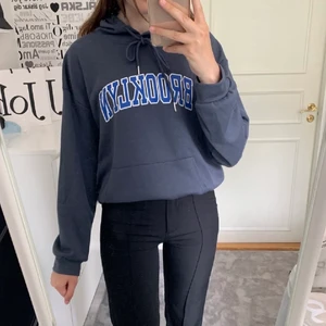 hoodie - säljer denna brooklyn hoodie från shein då den aldrig kommit till användning, Är i stlk L men sitter mer som en S eller liten M.
