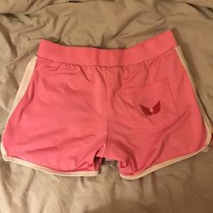 Söta rosa Pinkoholic shorts med vingar på fickan, storlek S 💌 säljer för inte fått nån använda för dom. Köpare står för frakt💝 om du har mer frågor hör bara av dig 
