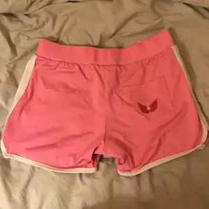 Söta rosa Pinkoholic shorts med vingar på fickan, storlek S 💌 säljer för inte fått nån använda för dom. Köpare står för frakt💝 om du har mer frågor hör bara av dig 