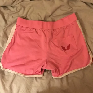  Shorts  - Söta rosa Pinkoholic shorts med vingar på fickan, storlek S 💌 säljer för inte fått nån använda för dom. Köpare står för frakt💝 om du har mer frågor hör bara av dig 