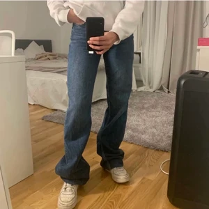 Zara jeans  - Säljer snygga zara jeans!! Älskar dessa faller så snyggt. Underbar färg men måste sälja då jag behöver pengarna. Är så långa och passar folk ändå upp till 180 skulle jag säga. 