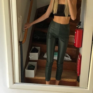 läderbyxor - storlek xs, supersnygga och sköna läderbyxor i grönt, aldrig använda. jag är 172cm och tycker personligen de är för korta för mig. säljer även i svart! 