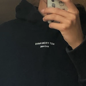 Not From Paris Madame hoodie - Säljer min Drôle De Monsieur Hoodie med trycket ”Not From Paris Madame” Originalpris är 1 924 :- och den är köpt på Farfetch. Jag säljer den för att det inte är min stil längre, den är inte använd speciellt mycket och är fortfarande i bra skick. Storleken är bara XS men den passar mig som har M 