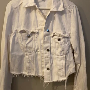 vit jeansjacka - jackan har bara använts ett par gånger och är i bra skick! säljer pga att den inte kommer till användning mer. frakt tillkommer.