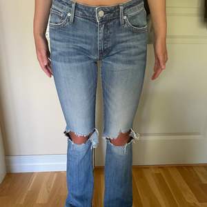 Mina absoluta favorit jeans som tyvär blivit för små:( faller såå fint över skon och dessa är typ mid/low waist😍🔥💕