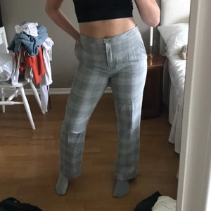 Kostymbyxor  - Rutiga stiliga kostymbyxor från H&M i str 40. Ganska små i storleken. Kommer ej till andväning. Så sköna! Köparen står för frakten.❤️