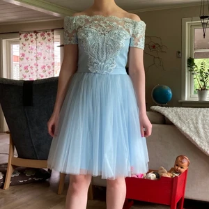 Söt klänning - Klänning i strl 38 från CHI CHI LONDON. Fint skick, endast använd ett fåtal gånger. Inköpspris 850 kr, jag säljer för 500 + frakt 😊