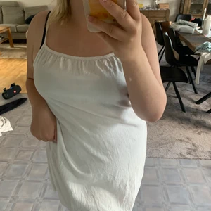 Sött linneklänning - En söt klänning i linnematerial med dragkedja på sidan!