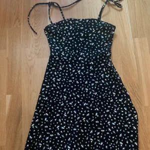 Klänning 😋 - Säljer denna klänning ifrån hm i toppenskick ❤️ Storleken är xxs men är rätt så säker på att den kan passar xs också! På axelbanden ska det egentligen vara en rosett men den har åkt ut på bilden, enkelt att knyta dit en rosett annars (Som jag har gjort nu) Så den är helt som ny alltså. Hör av dig om du är intresserad ❤️