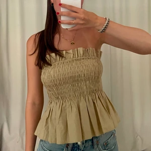 Topp H&m🦋 - Så fin beige topp från hm som är smockad upptill. Inköpt förra sommaren men så fint skick. Storlek 34🌸