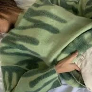 Grön jumper  - 💛Intressekoll💛  Intressekoll på den här trendiga gröna jumpern från kiwi killer. Köpt för ungefär 500kr då frakten var väldigt dyr.  Använda tröjan typ 5 gånger och är alltså i nyskick  