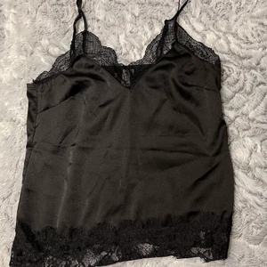 Jättefint linne  - Ett väldigt fint linne som sorligt nog har blivit för liten.                Storleken är 32/XS. Kan användas till alla tillfällen!🤍 Totala priset med frakt blir endast 84kr🤍