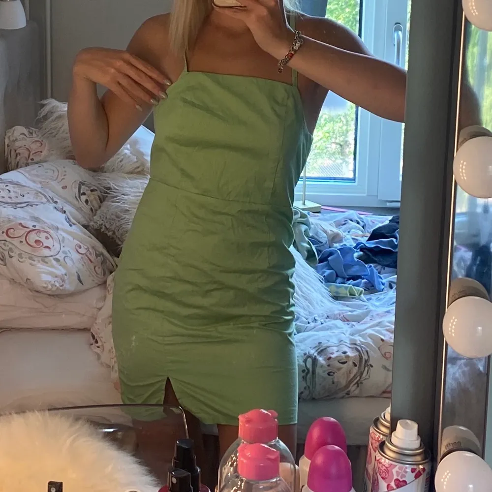 Super fin grön klänning ifrån Shein! Säljer då den inte kommit till användning . Klänningar.