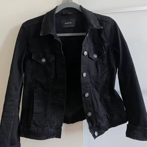 Jeansjacka  - En figursydd svart jeansjacka ifrån Zalando. Den är i storlek M men är väldigt liten i storleken så passar även S och XS