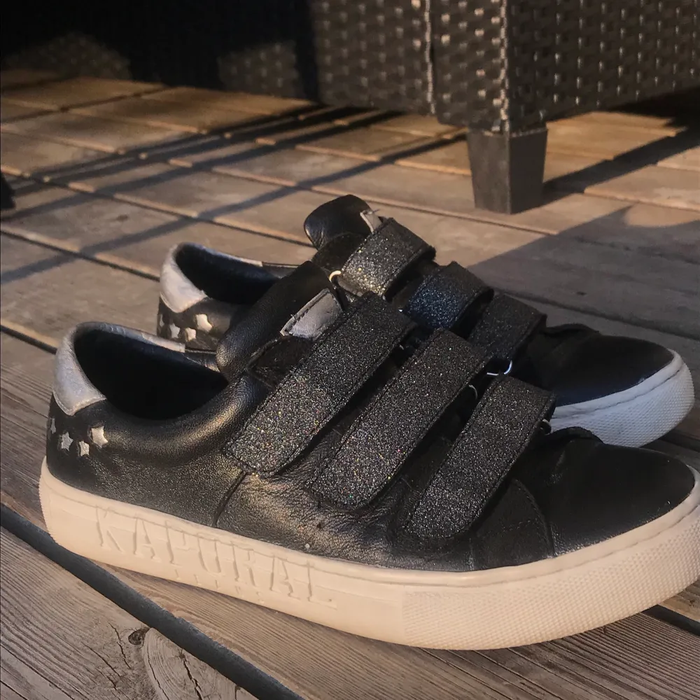 Svarta sneakers från Kaporal i modellen Luna. Skorna är köpte i oktober förra året för ca 700kr. Dem är  använda men i fint skick och det är få slitningar på dem,( skickar bild vid intresse). Dem kommer tyvärr inte till användning längre då jag tröttnar på dem, och känner att dem förtjänar att bli använda av någon annan🤩. . Skor.
